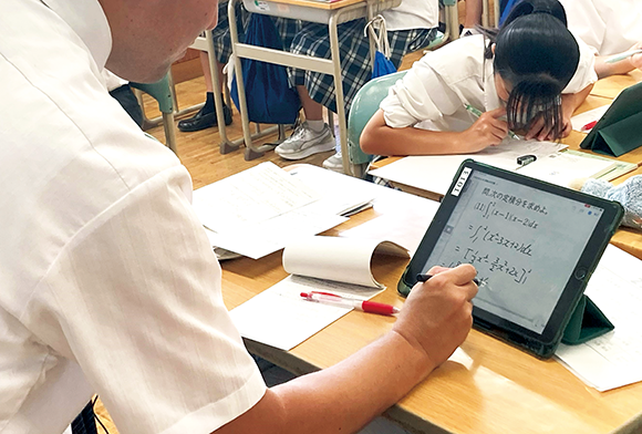 教卓上のiPadで解説内容を提示する