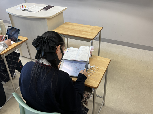 iPadで問題を解く生徒